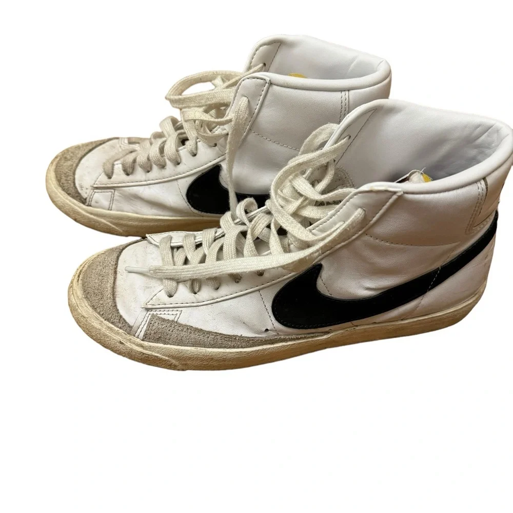 Nike Blazer Mid '77 Vintage Sneakers. Men’s size 9. Used.